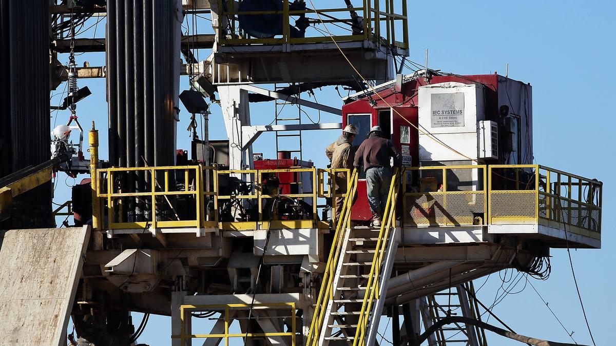 Un grupo de trabajadores en una plataforma de 'fracking' en la ciudad de Midland, en Texas.