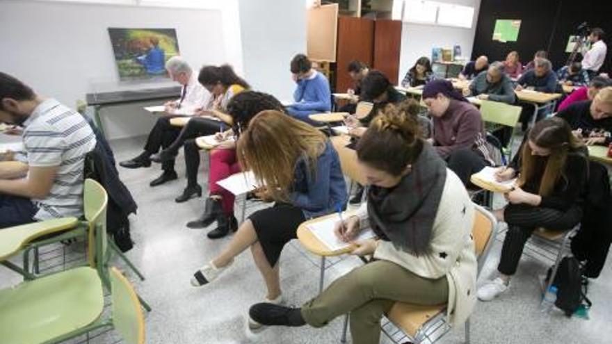 El alumnado de la Escuela Oficial de Idiomas completa el test de nivel de ruso.