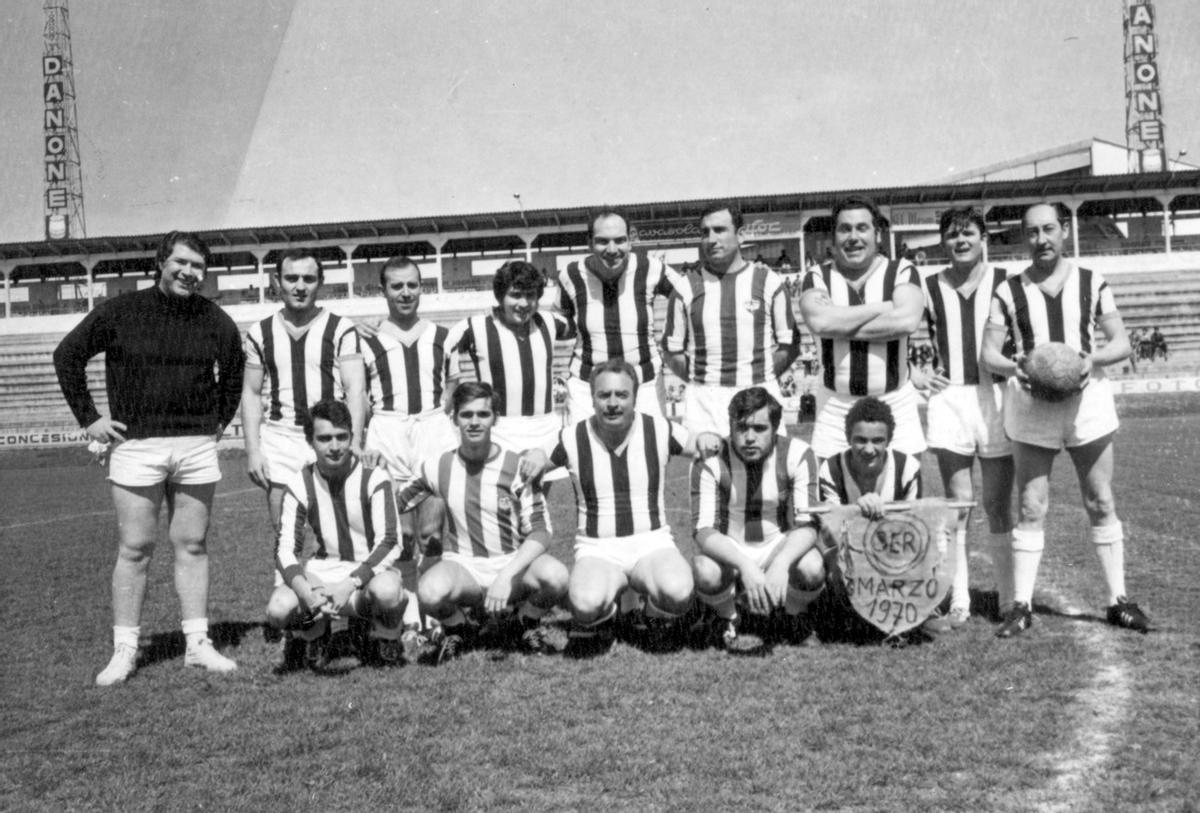 Chencho, a la derecha con la pelota en las manos, en el equipo albinegro de la SER en los setenta.