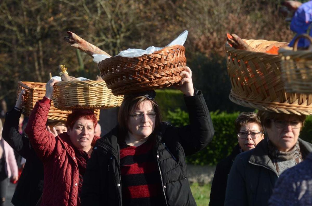 Los valgueses recorren la aldea con las ofrendas de la Candelaria y San Blas. Los valgueses recorren la aldea con las ofrendas de la Candelaria y San Blas.