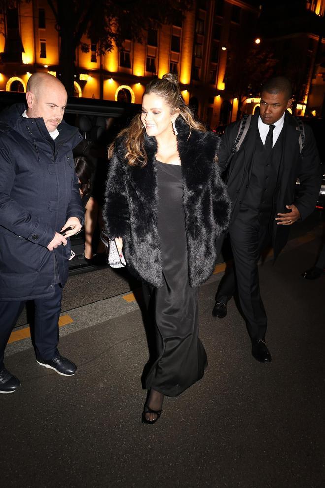 Selena Gomez con abrigo de Mango en París