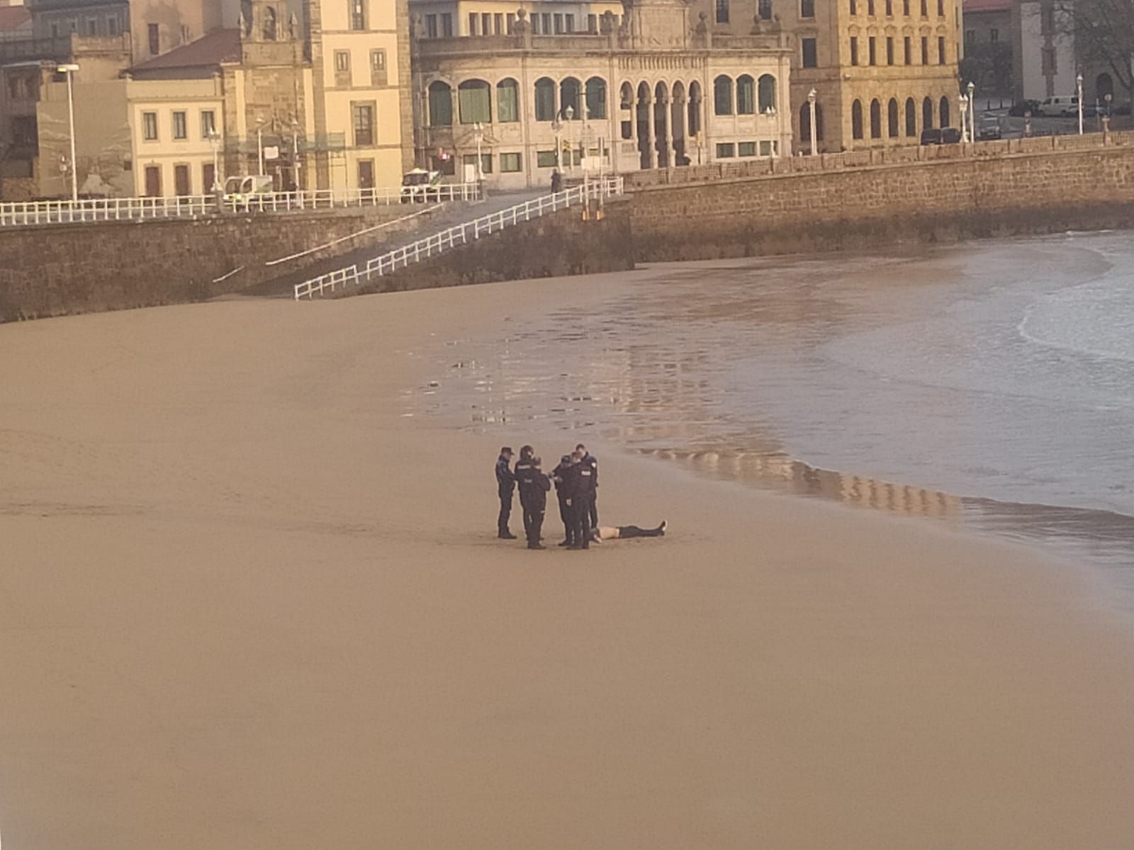 Hallan un cadáver en la playa de San Lorenzo en Gijón
