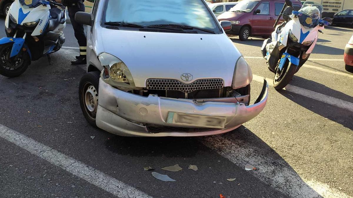 El vehícule que fue golpeado por el coche que se dio a la fuga en La Paterna.