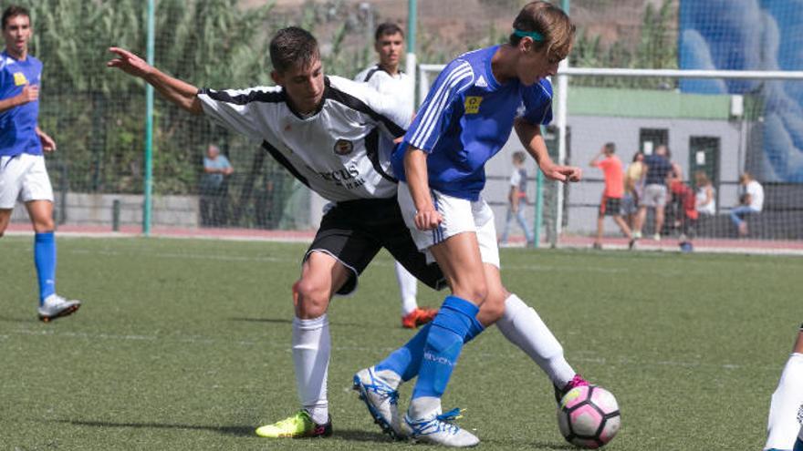 Disputa por el balón en la primera parte del encuentro que disputaron Arucas y San Isidro, de la cadete Preferente.