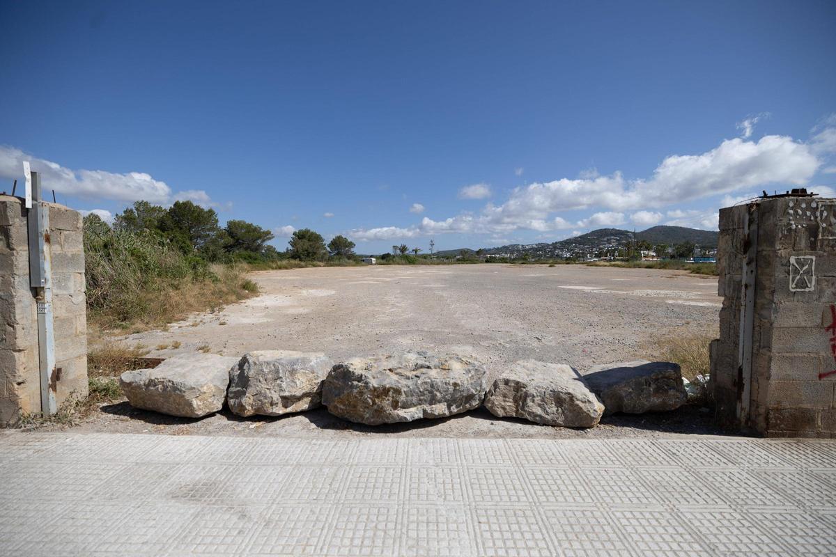 Grandes piedras colocadas en la entrada del aparcamiento para impedir la entrada