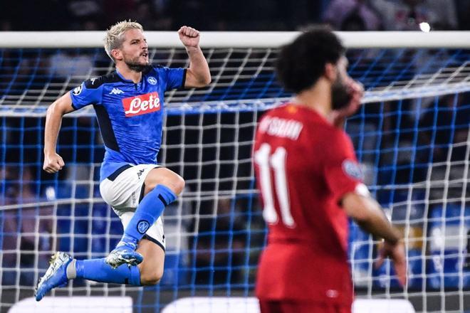 Dries Mertens del Nápoles celebra próximo a Mohamed Salah tras marcar un penalty durante el partido del Grupo E  de la Champions League entre el Nápoles y el Liverpool en el Estadio San Paolo en Nápoles.