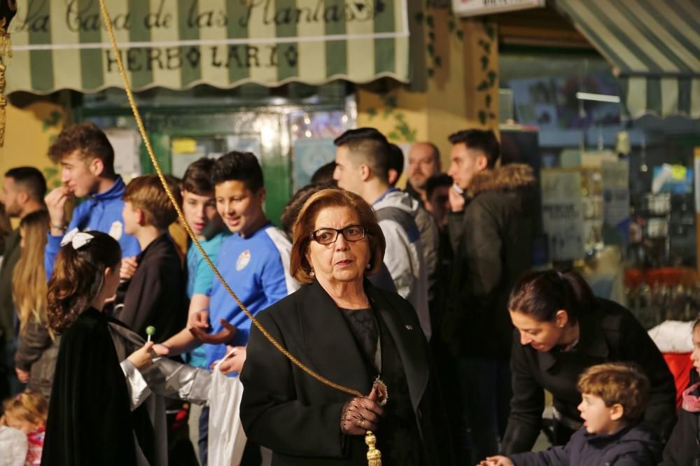 Algunas de las imágenes decanas de la Semana Santa se acercaron al mar y los paseos en Martes Santo