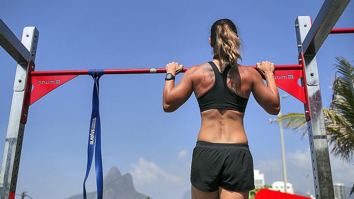 Una mujer realiza un ejercicio de fuerza.