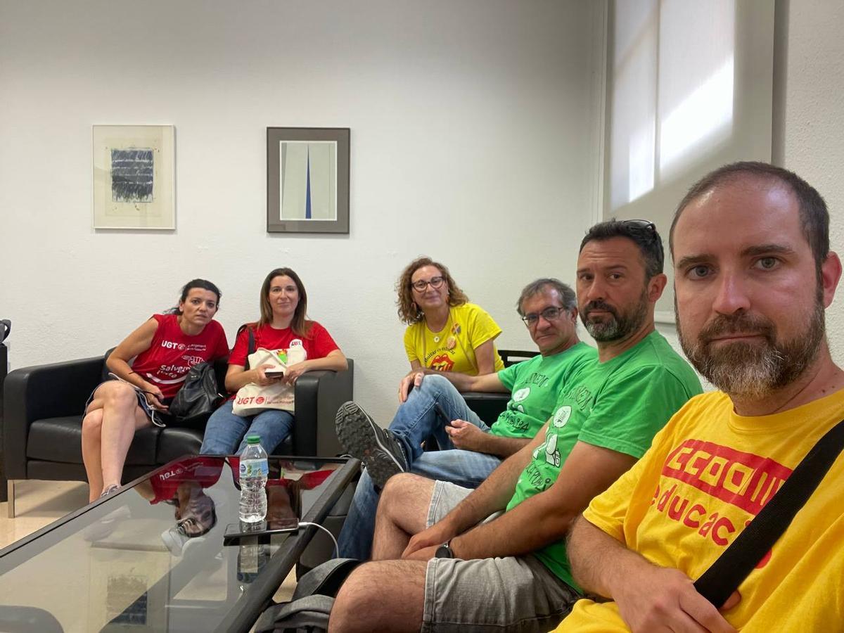 Los equipos negociadores de STEPV, CCOO y UGT en la Conselleria esperando