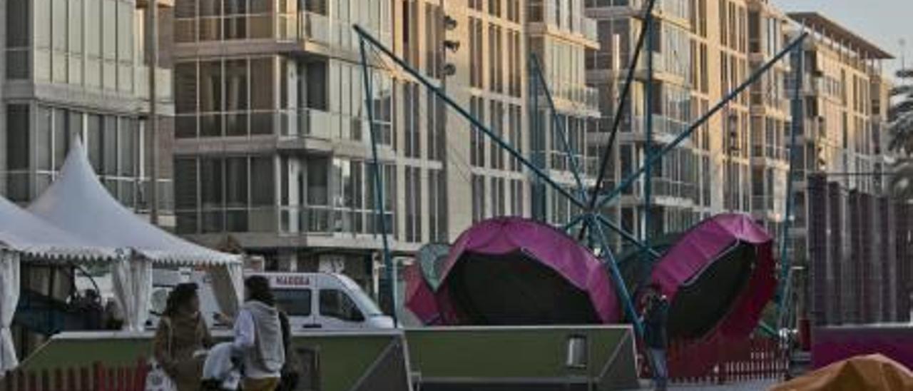 El recinto de Papá Noel, en proceso de instalación en la plaza del Centro de Congresos.