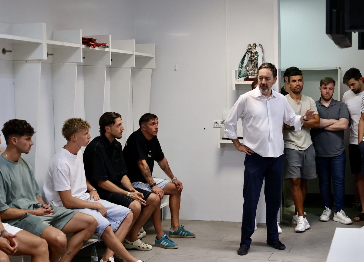 Antonio Fernández Monterrubio, CEO del club, da la bienvenida a los futbolistas tras su regreso a El Arcángel.