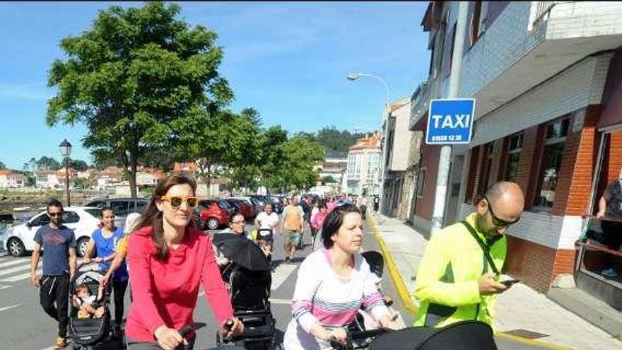 Una &quot;andaina&quot; con carritos de bebés en A Illa. // Iñaki Abella