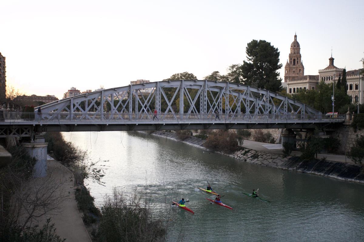 El Puente de Hierro, camino de ser declarado Bien de Interés Cultural, fotografiado este martes por la tarde.