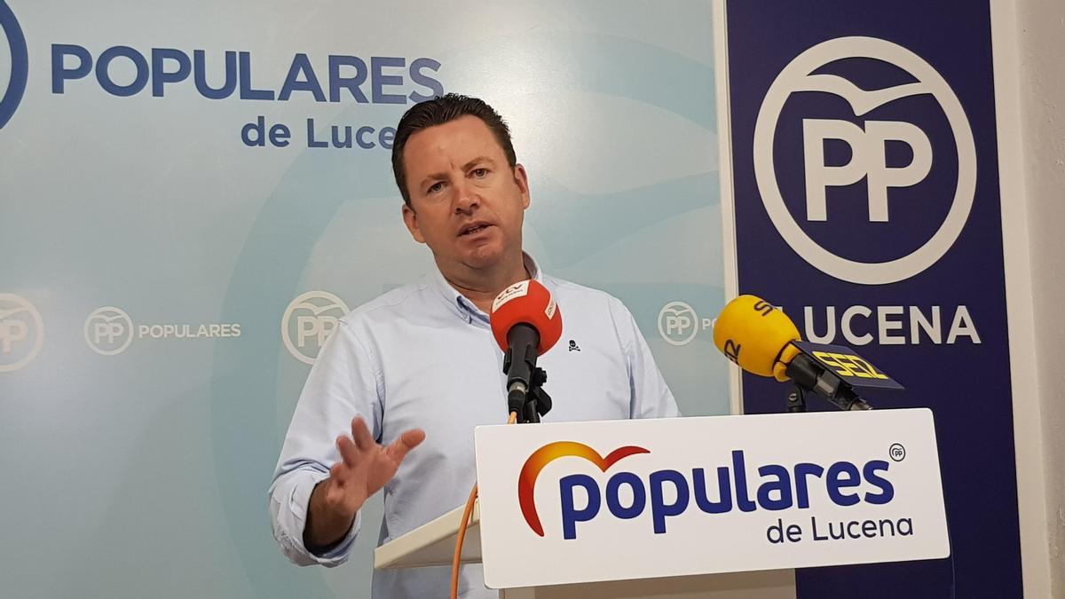 Francisco Aguilar, portavoz del PP en Lucena, durante la rueda de prensa.