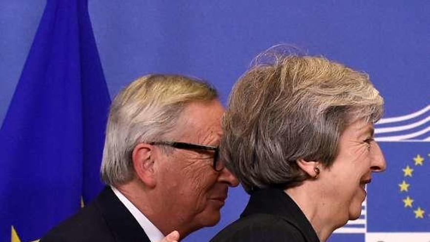 May y Juncker, tras comparecer ayer en Bruselas.