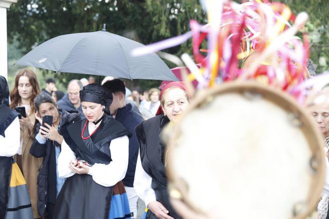 La procesión del Cristo de la Abadía de Cenero, en imágenes