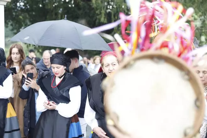 La procesión del Cristo de la Abadía de Cenero, en imágenes