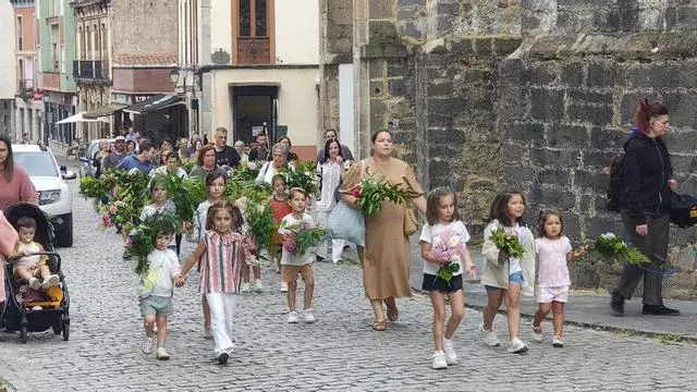 Salas enrama por primera vez sus fuentes por San Juan con una afluencia masiva de vecinos: "Estuvo muy guapo"