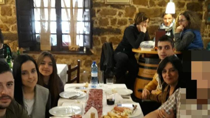 Germán, junto a su familia, celebrando ayer su vuelta a casa.