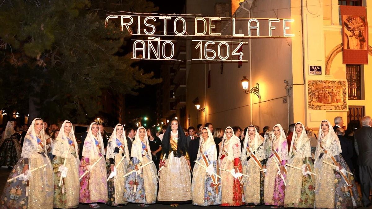 "Passejà" de Berta y la corte con el Cristo de la Fe
