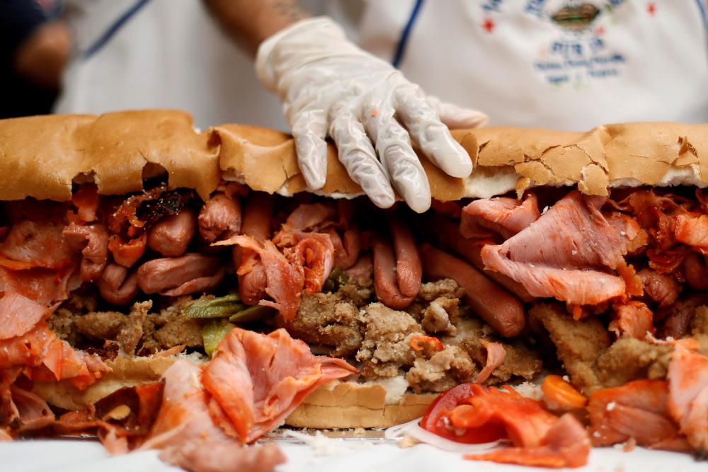 Una parte de un gigante Torta pesa 820 kg y 67 metros de largo se representa, durante un intento de sándwich más grande del mundo, en la ciudad de México, México, 26 de julio de 2017.