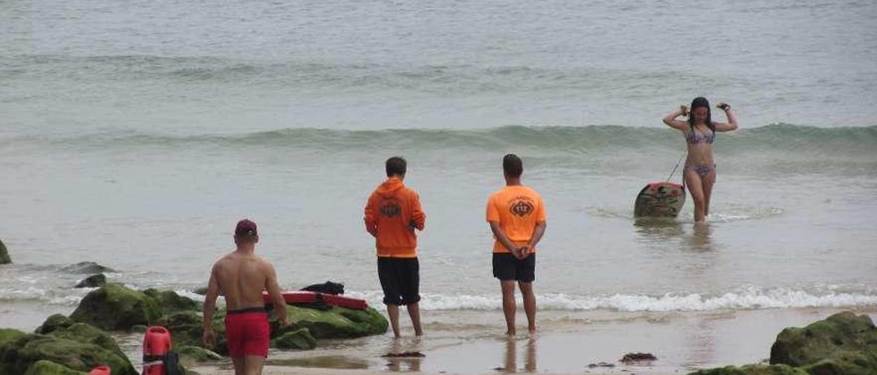 Dos socorristas en una playa de Llanes.