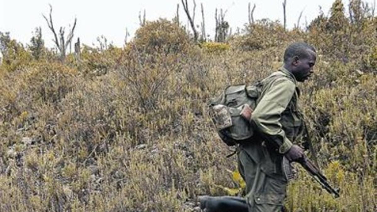 Un guarda armado del parque Virunga, en una zona deforestada cerca del volcán Nyiragongo.