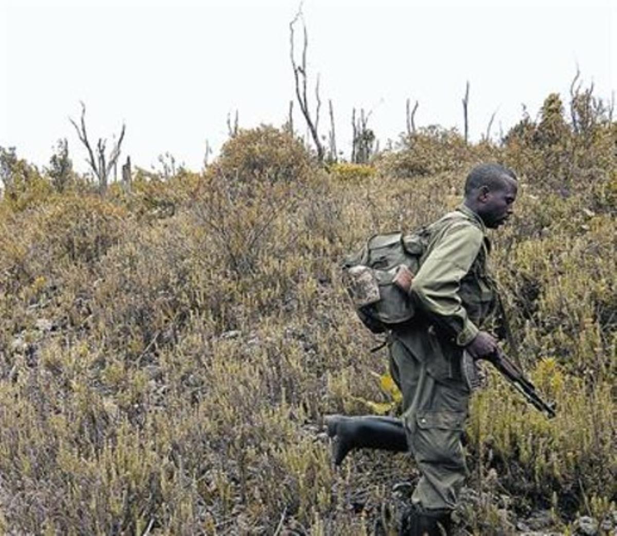 Un guarda armat del parc Virunga, en una zona desforestada a prop del volcà Nyiragongo. Un guarda armat del parc Virunga, en una zona desforestada a prop del volcà Nyiragongo.