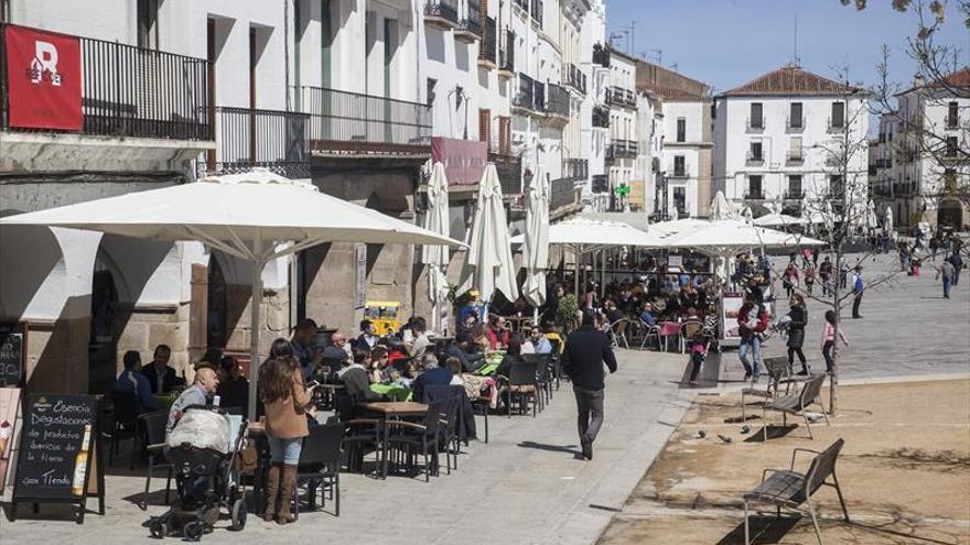 Los hosteleros cacereños lamentan «descontrol» en la retirada de terrazas en las procesiones