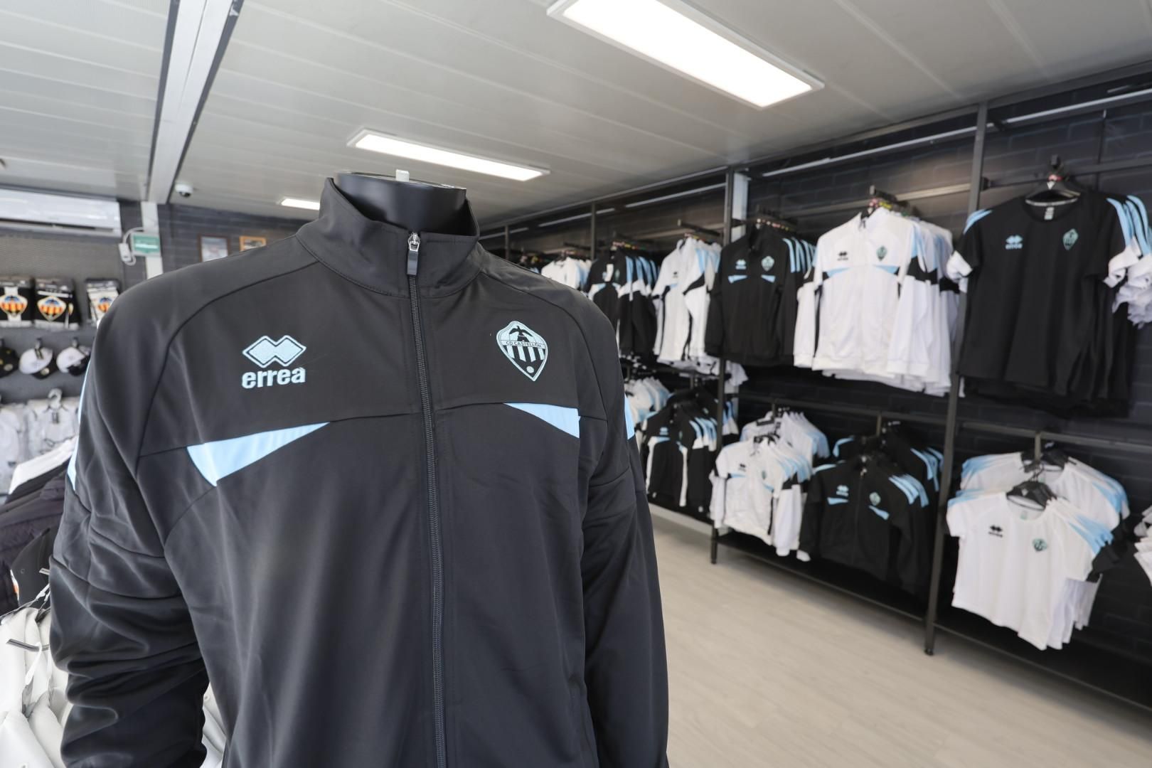 Galería | Las primeras imágenes de la nueva ropa del Castellón en la tienda del SkyFi Castalia