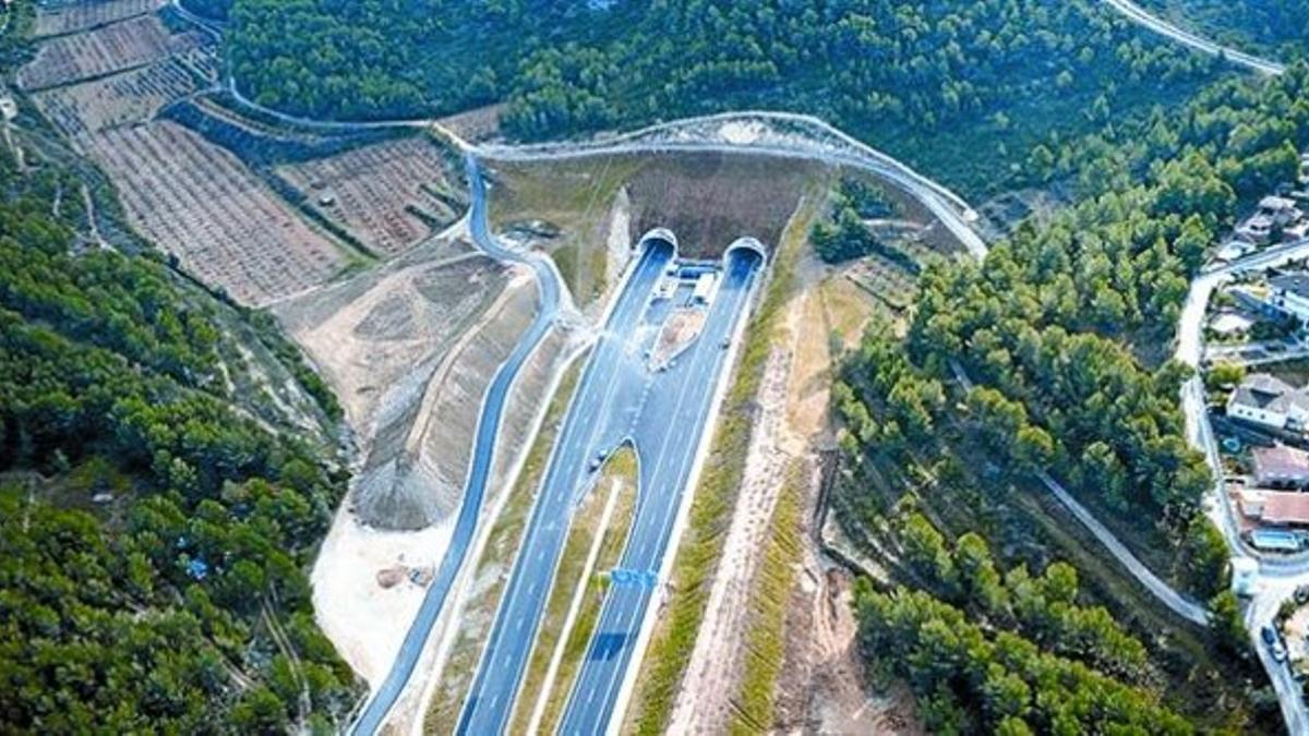 El doble túnel del Montgrós, entre Canyelles y Sant Pere de Ribes, en un tramo de cuatro carriles del Eix Diagonal.