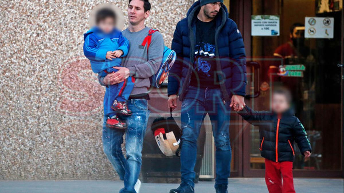 Messi y Antonella y Luis Suárez y Sofía, con los niños a la salida del colegio