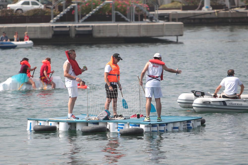 Regata de barcos locos en La Marina de València