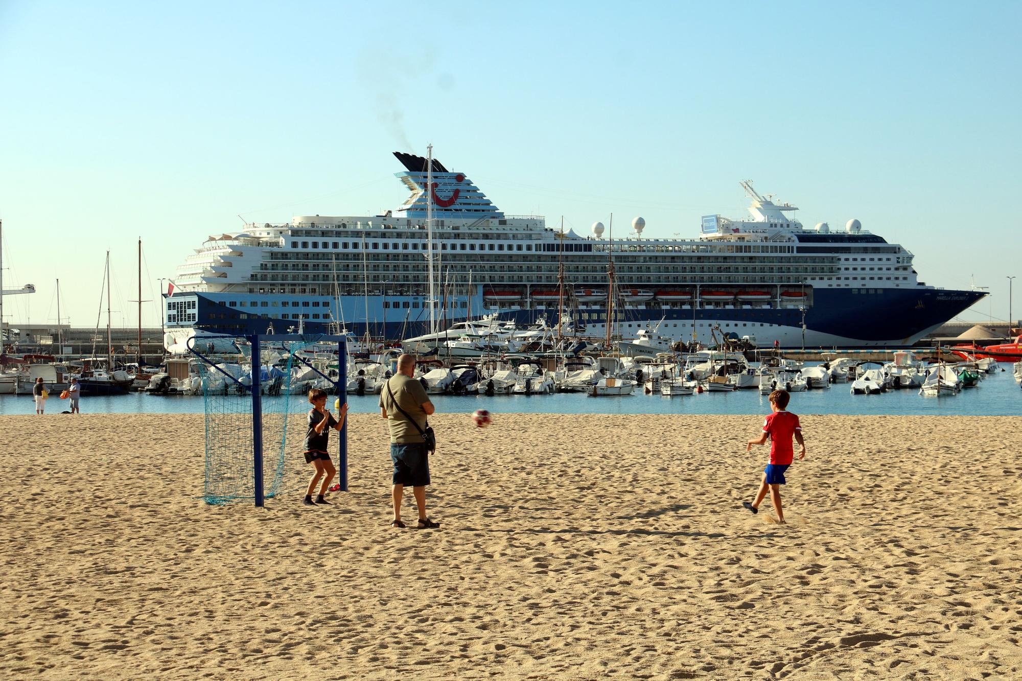 El primer creuer post-covid arriba al port de Palamós