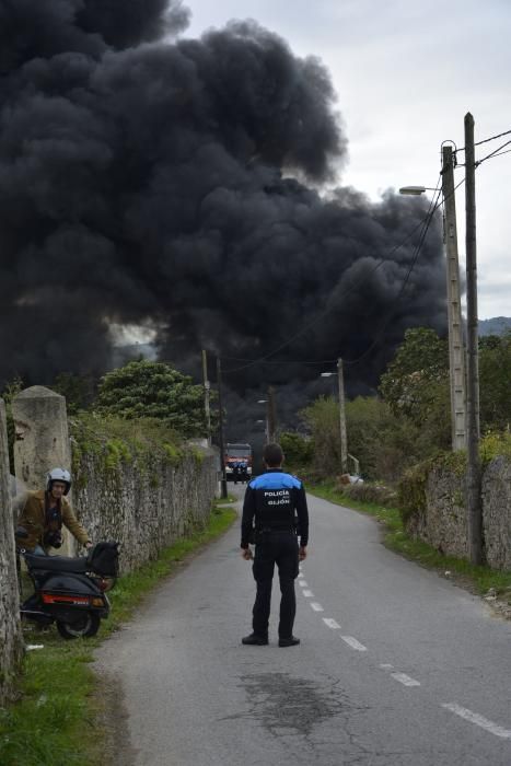 Arde una nave industrial abandonada en un polígono de Tremañes