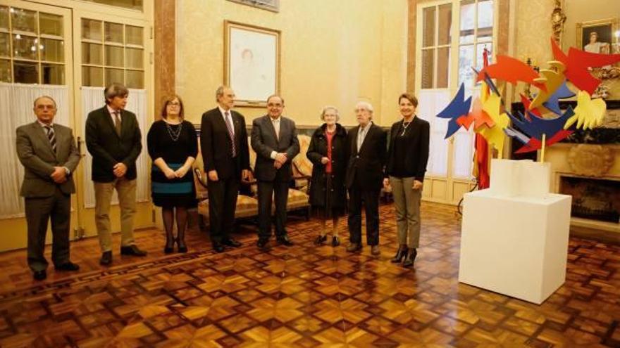 El escultor Pere Pavía dona una obra al Parlament