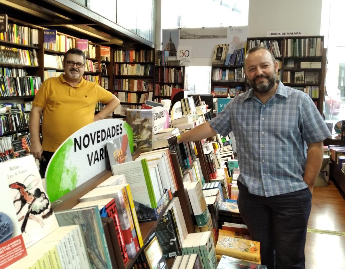 Cristóbal Romero (izq), presidente del nuevo colectivo y Víctor Frías, vocal de Comunicación, esta semana en la librería Proteo.