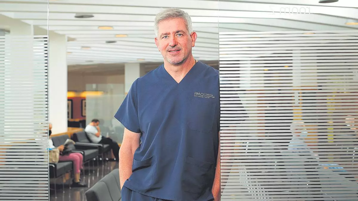Dr. Ramón Medel, experto en cirugías plásticas oculares, explica las claves de la blefaroplastia, la cirugía de párpados
