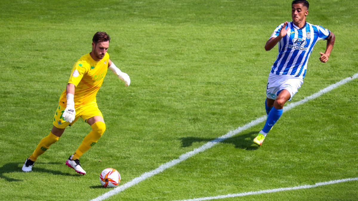 Marc Vidal despeja el balón ante la presión de un jugador del Atlético Baleares.