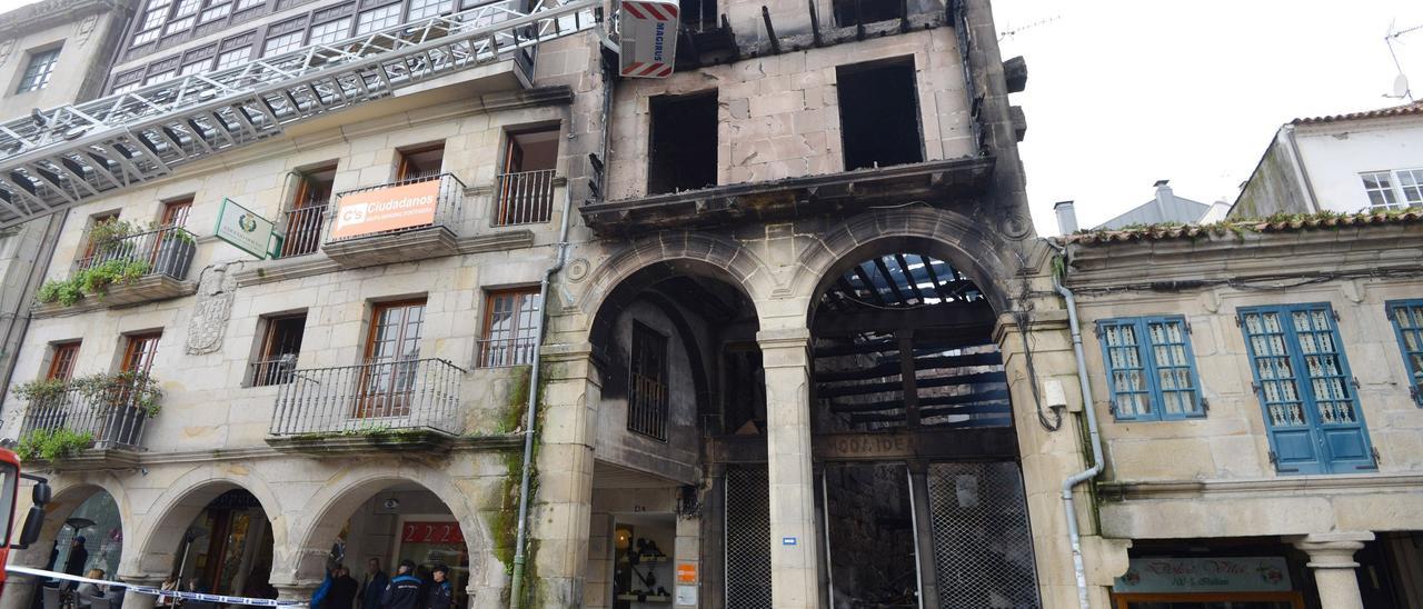 El edificio incendiado en los Soportales de A Ferrería, en 2016. / G. Santos