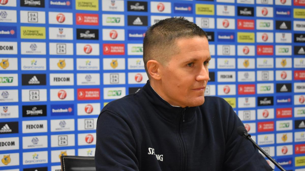 Jaka Lakovic durante la rueda de prensa previa al choque del Granca con el París de cuartos de la Eurocup.