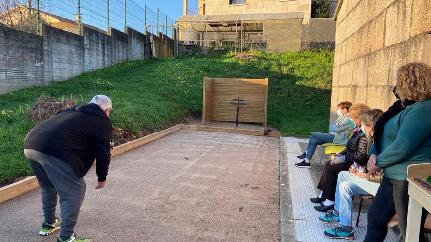 La nueva pista de petanca instalada en el centro.