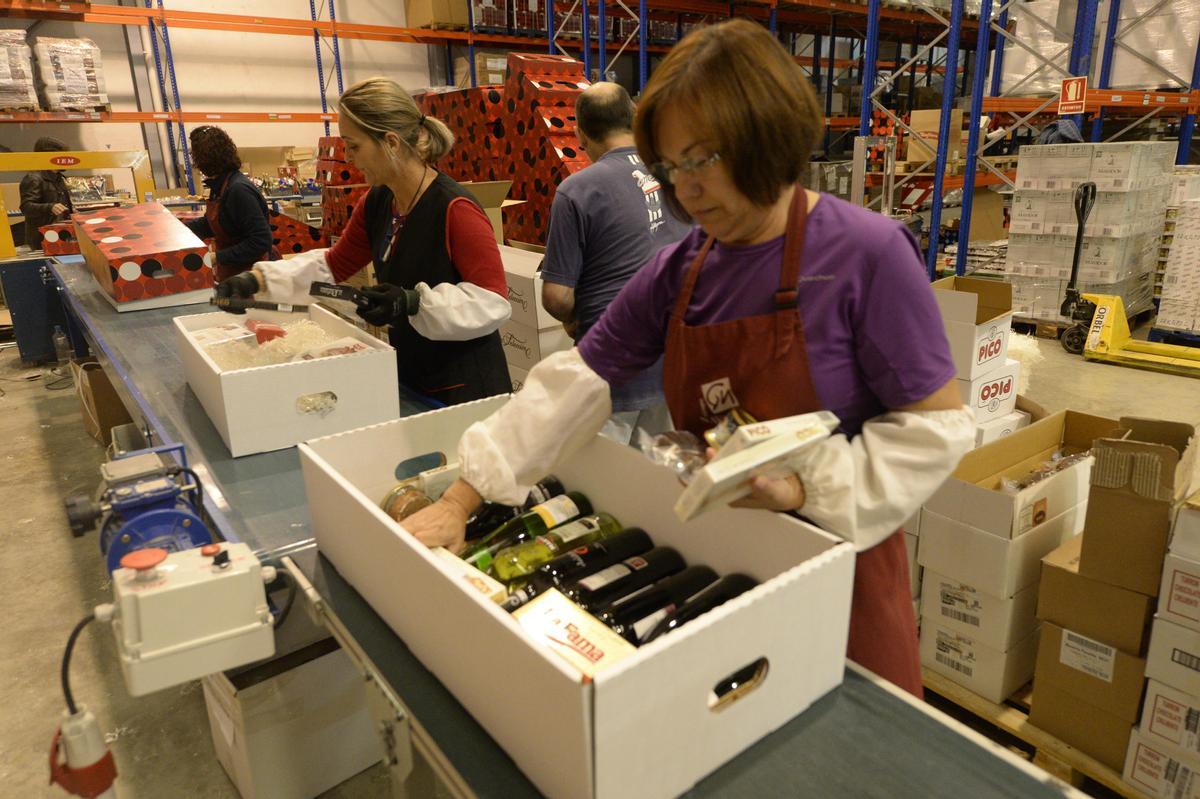 Empaquetado de lotes de Navidad en Castelló.