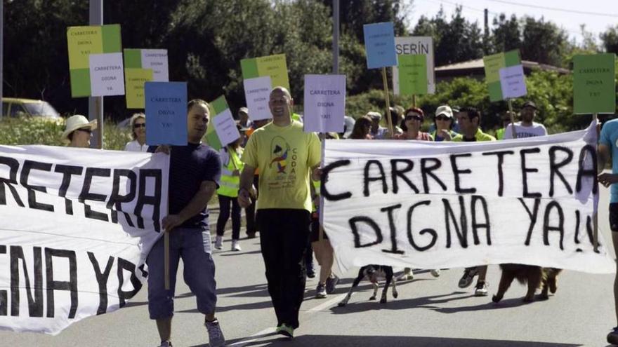 La marcha de protesta para exigir mejoras en la carretera AS-326.