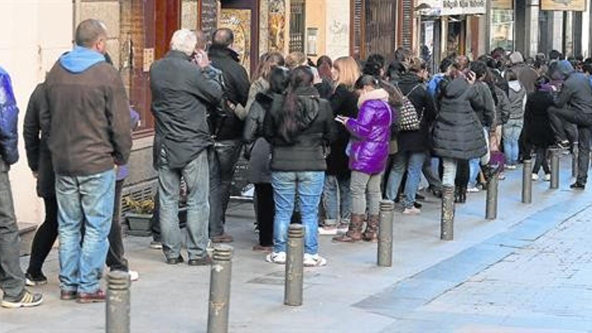 Cola para comprar lotería de Navidad en la administración Doña Manolita, en Madrid, ayer.