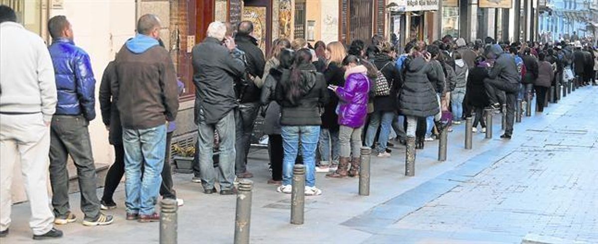 Cua per comprar loteria de Nadal a l’administració Doña Manolita, a Madrid, ahir. Cua per comprar loteria de Nadal a l’administració Doña Manolita, a Madrid, ahir.