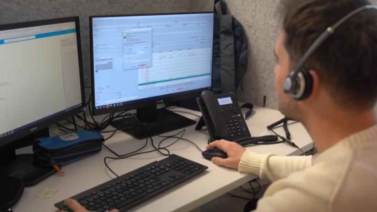 Imagen de archivo de un trabajador del teléfono Infosalut Connecta.
