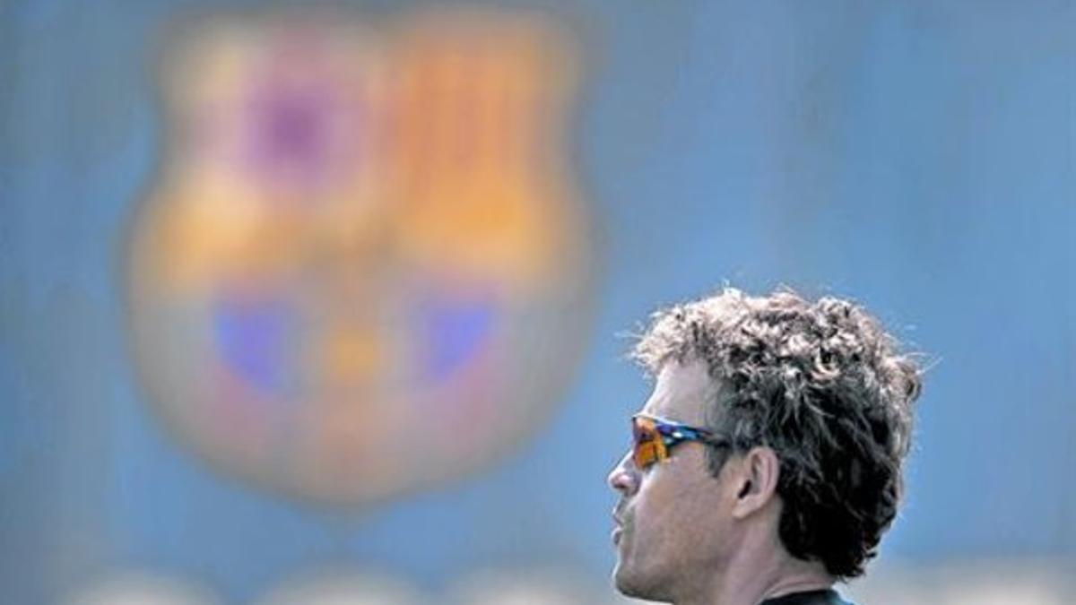 Luis Enrique supervisa el entrenamiento de ayer del Barça en la ciudad deportiva de Sant Joan Despí.
