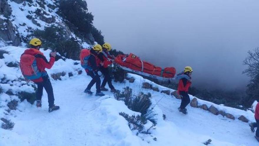 Bombers de Mallorca portean en camilla a un excursionista herido en Escorca.