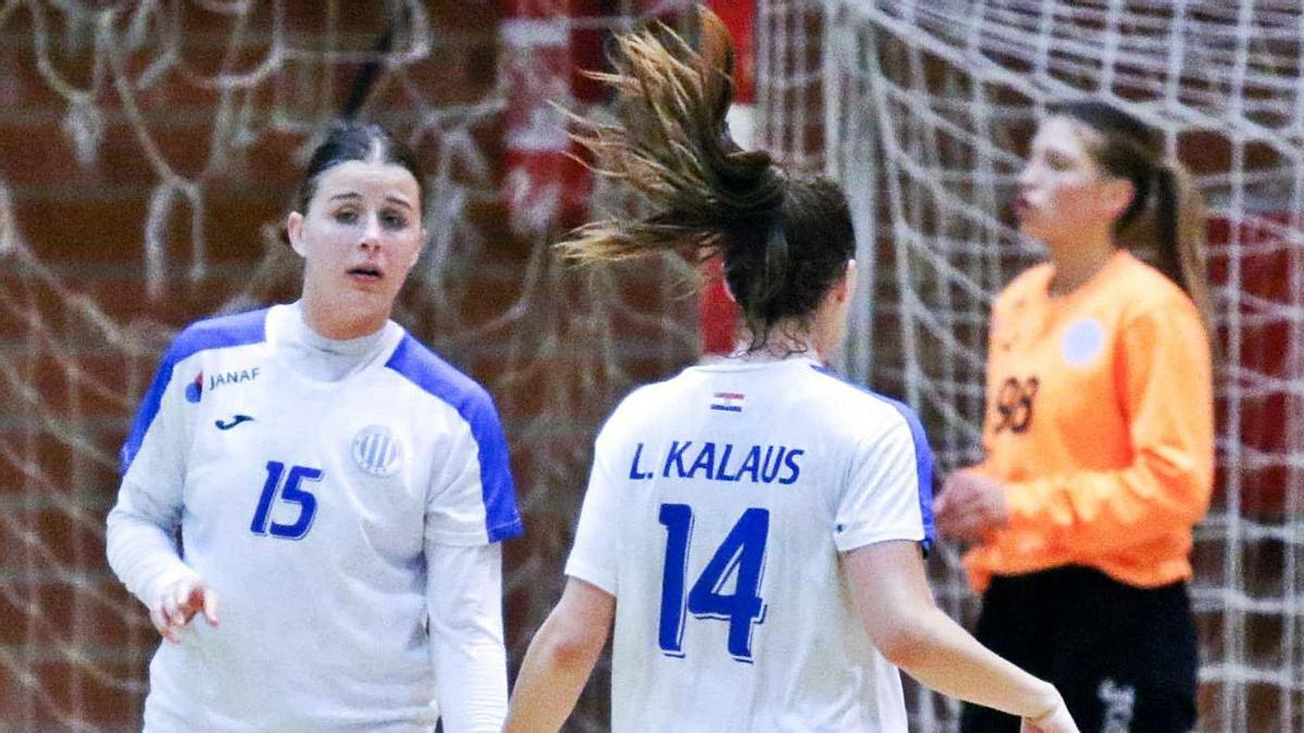 Las gemelas Dora y Larissa Kalaus, durante el partido de Copa del pasado miércoles.